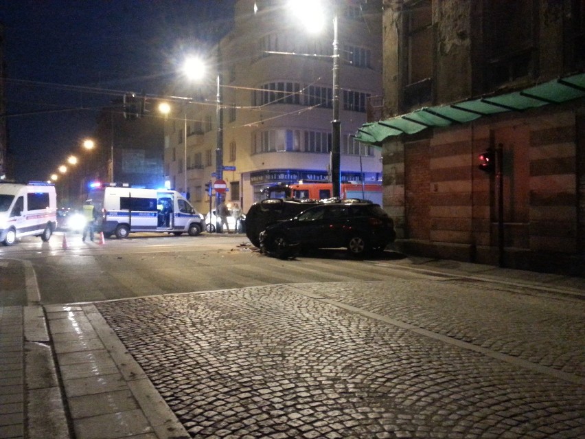 Wypadek na skrzyżowaniu Kilińskiego i Tuwima w Łodzi. Ranni [ZDJĘCIA]