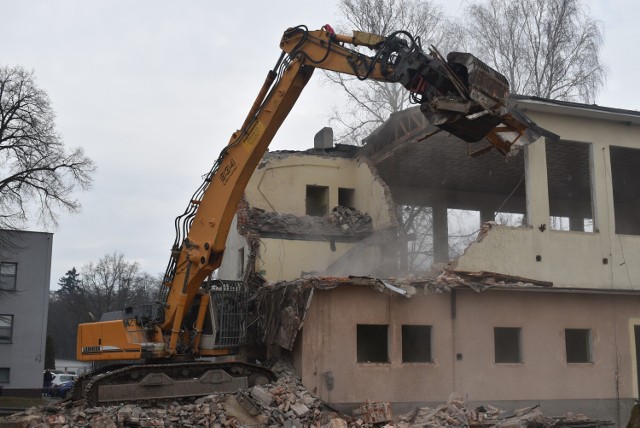 20 marca 2023 roku rozpoczęło się wyburzanie Domu Strażaka w Gołuchowie. Remiza miejscowej jednostki OSP mieściła się tam przez ponad 60 lat. Zanim powstanie nowy obiekt, który będzie domem nie tylko strażaków, ale również Gołuchowskiego Centrum Kultury, druhowie musieli tymczasowo się przeprowadzić.