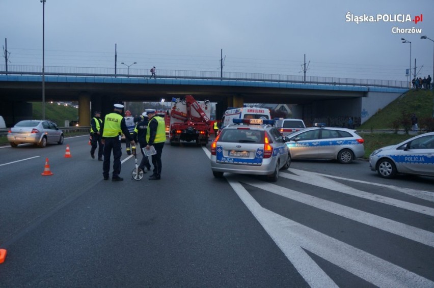 Chorzów: Wypadek na DTŚ [ZDJĘCIA]. Samochód uderzył w filar i stanął w płomieniach. Kierowca zginął