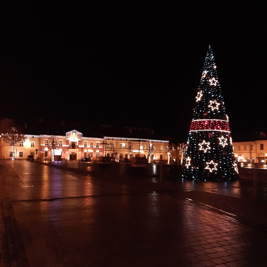 Rozbłysnęły świąteczne iluminacje w Olkuszu. Choinka stanęła na Rynku. Czuć już Boże Narodzenie, choć adwent dopiero się zaczyna