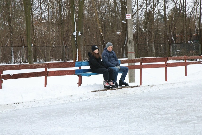 Niedziela na lodowisku przy Szczecińskiej w Kielcach. Wiele osób kręciło piruety. Zobaczcie zdjęcia