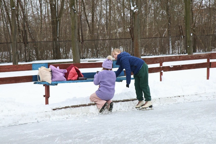 Niedziela na lodowisku przy Szczecińskiej w Kielcach. Wiele osób kręciło piruety. Zobaczcie zdjęcia