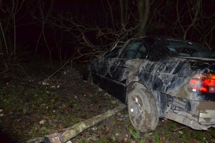 Janowice. BMW wypadło z zakrętu i ścięło słup. Kierowca był pijany i nigdy nie miał prawa jazdy