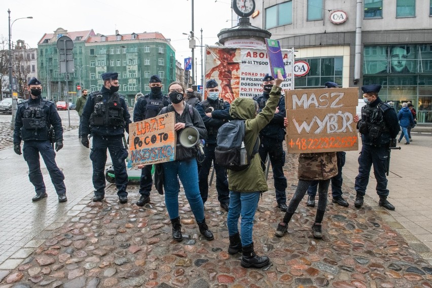 W sobotę w południe na ul. Półwiejskiej znów zrobiło się...