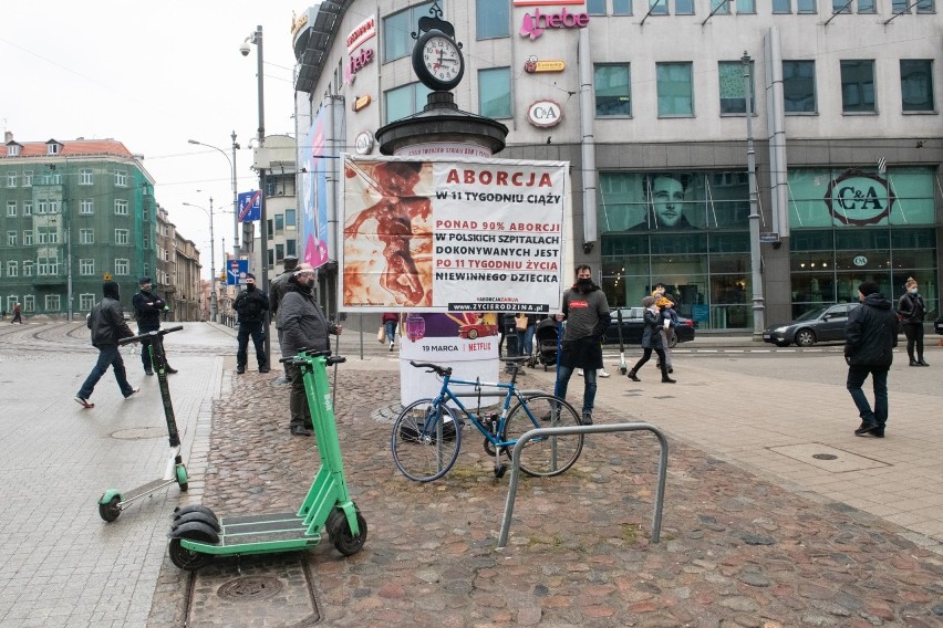 W sobotę w południe na ul. Półwiejskiej znów zrobiło się...