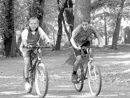 Dla Michała Pranschke i Rafała Gapika jazda rowerem to, jak na razie, wyłącznie relaks. LUCYNA USIŃSKA