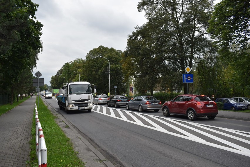 Przejazd kolejowy w Chełmku do remontu. Droga 780 będzie nieprzejezdna. Utrudnienia dla kierowców i pasażerów komunikacji [ZDJĘCIA]