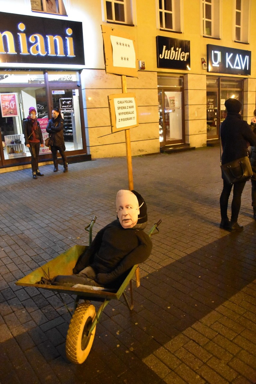 Rybnik: Kukłę Kaczyńskiego na taczce wywieźli aż na Smolną i dalej...