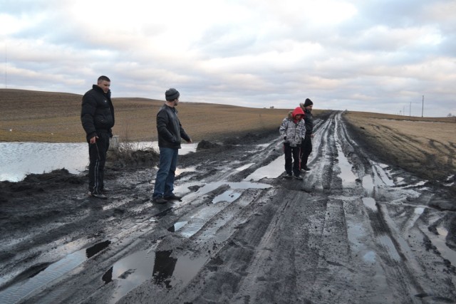 Zawsze przecież można mieszkańcom wytłumaczyć, że w innych miejscowościach na terenie gminy Koronowo też nie mają asfaltowej drogi, że mają pewnie jeszcze gorzej...