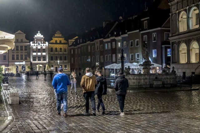 Restauracje, kawiarnie i puby zostały otwarte 18 maja po dwumiesięcznej przerwie. W pierwszą sobotnią noc na Stary Rynku w Poznaniu i okolicach, gdzie jest najwięcej pubów, tłumów jednak nie było. Z pewnością wiele osób zniechęcił padający w nocy deszcz.

Zobacz więcej zdjęć ---->