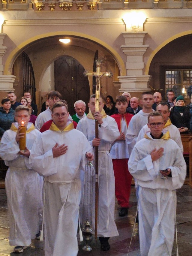 Klerycy i postulanci w klasztorze ojców bernardynów w Warcie