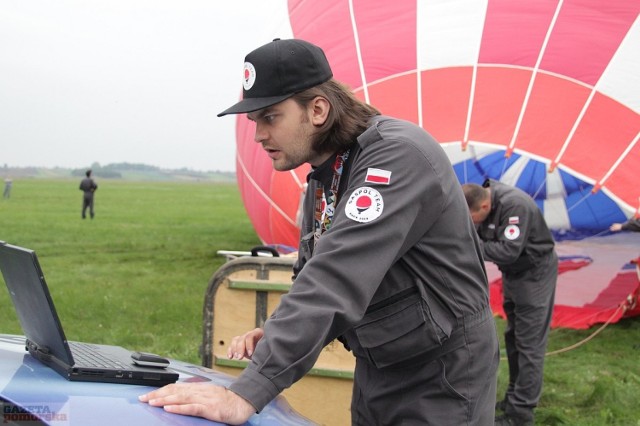 Tylko jednego punktu zabrakło, by podium należało do przedstawicieli Aeroklubu Włocławskiego.

Mistrzem 17. Włocławskich Zawodów Balonowych zakończonych w niedzielę na lotnisku w Kruszynie został Arkadiusz Iwański. Drugi był Bartosz Nowakowski, trzeci Bartłomiej Pyza. Czwarte miejsce z jednym tylko punktem straty do Bartłomieja Pyzy, zajął Dariusz Iwański. Wśród juniorów triumfował Denis Dawidziuk. W sumie w zawodach udział wzięło 13 pilotów balonowych.


INFO Z POLSKI 14.09.2017 - przegląd najciekawszych informacji ostatnich dni w kraju

