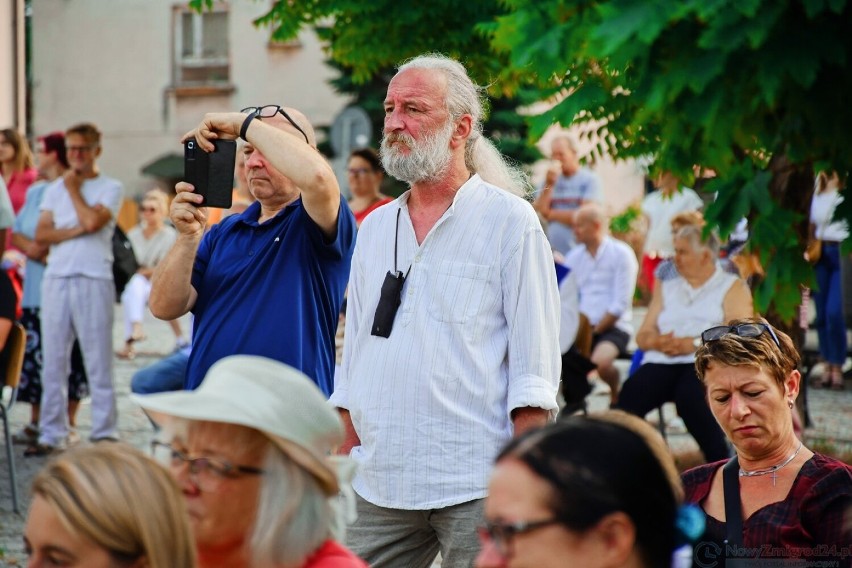 Koncert Kapeli Drewutnia na rynku w Nowym Żmigrodzie