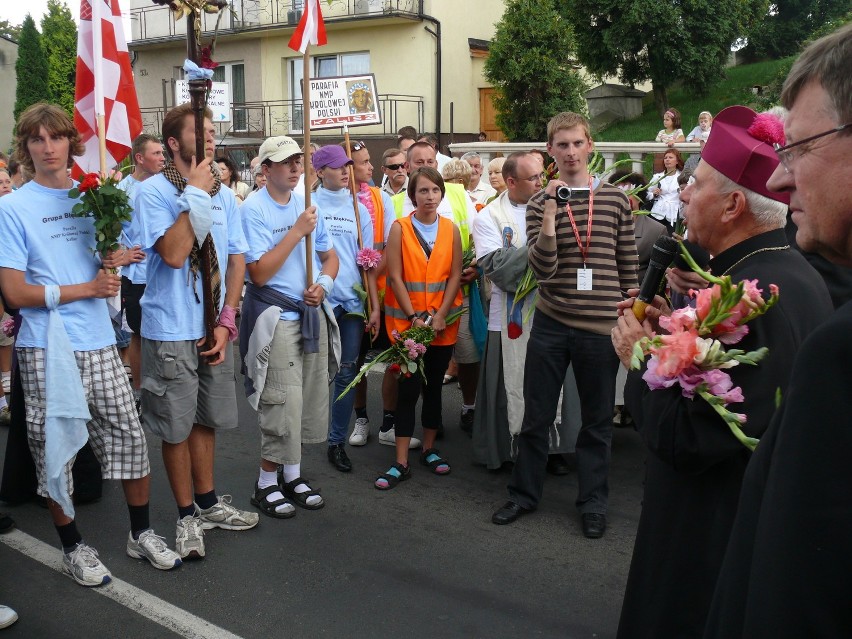 KALISZ - Tłumy kaliszan witały pielgrzymów. ZOBACZ ZDJĘCIA I FILM