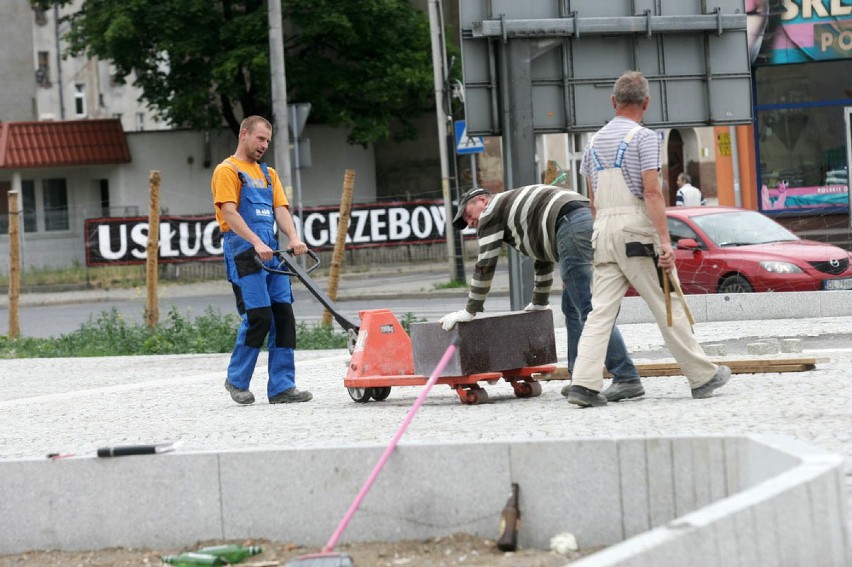 Montaż Pomnika Zesłańcom Sybiru w Legnicy (ZDJĘCIA)