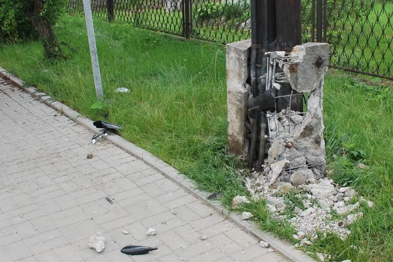 PILNE: W Ogrodzieńcu na drodze wojewódzkiej nr 791 zginął 21- letni motocyklista