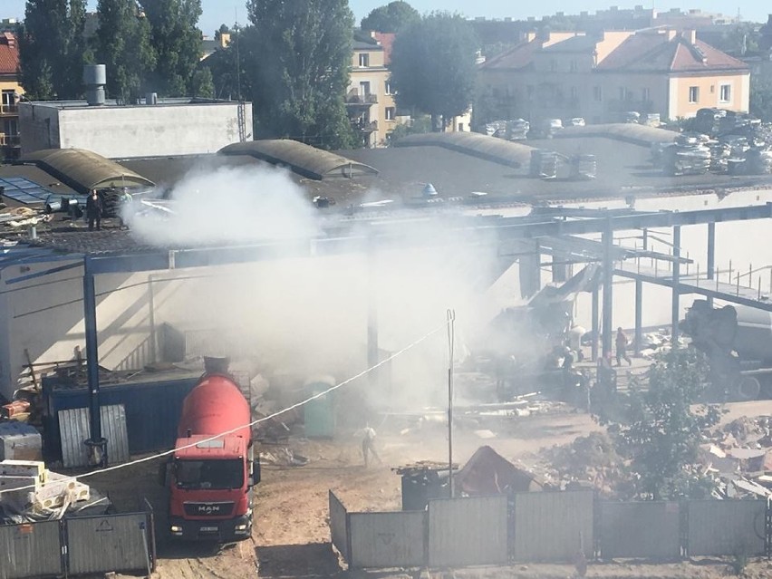 Pożar śmieci na placu budowy we Wrzeszczu. W akcji - cztery zastępy straży pożarnej [ zdjęcia]