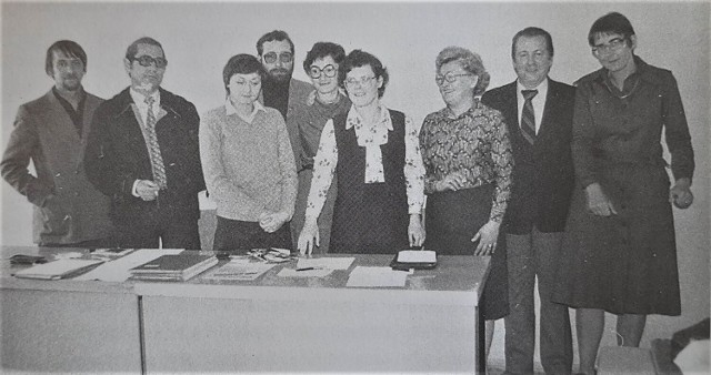 Barbara Wrzesińska (trzecia od prawej) z pierwszym zespołem tygodnika Nad Wartą.