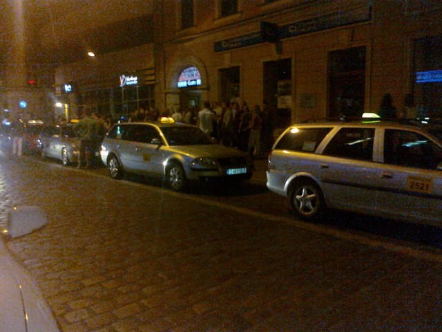 Taksówki na kontrapasie przy ul. św. Mikołaja