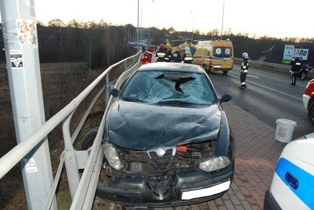 Tragicznie zakończył się 2011 rok w Straszynie. W sylwestra w wyniku wypadku spowodowanego przez nietrzeźwego kierowcę, zginął sześcioletni chłopiec. Funkcjonariusze ustalili, że 26-letni kierowca alfy romeo wpadł w poślizg i uderzył w pięcioosobową rodzinę, która szła chodnikiem. Podczas zdarzenia mężczyzna był nietrzeźwy - w wydychanym powietrzu wykryto 0,4 promila alkoholu. W wypadku ucierpieli również pozostali członkowie rodziny - 46-letni mężczyzna, 36-letnia kobieta oraz dwójka czteroletnich dzieci. Czytaj także: Zarzuty dla sprawcy, który wjechał w 5-osobową rodzinę. Przemysław W. został aresztowany

Śmiertelne wypadki 2012 na Pomorzu - zobacz RAPORT!