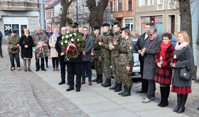 Dziś (10 kwietnia), o godzinie 8.41, minutą ciszy oraz złożeniem kwiatów i ustawieniem zniczy na pod pomnikiem "Solidarności" oraz popiersiem śp. Lecha Kaczyńskiego w Grudziądzu uczczono dwunastą rocznicę katastrofy smoleńskiej.