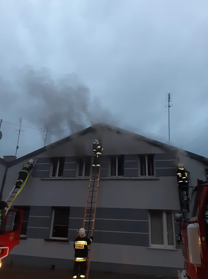 Pożar w Łasku. Palił się budynek mieszkalny przy ul. Warszawskiej