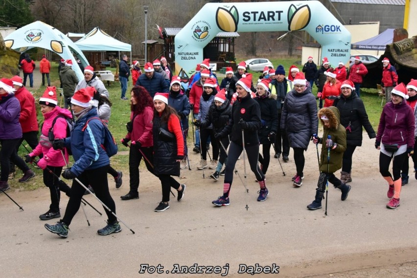 Tłum uczestników wyruszył na trasę Mikołajkowych Nordic Walking w Obliwicach 