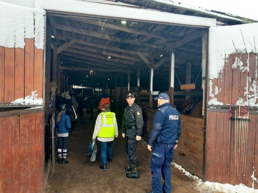 Policjanci z Tucholi kontrolują miejsca zimowego wypoczynku [zdjęcia]