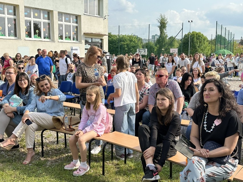 Tłumy dzieci i dorosłych na festynie rodzinnym w Publicznej Szkole Podstawowej numer 17 w Radomiu. Zobacz zdjęcia i film