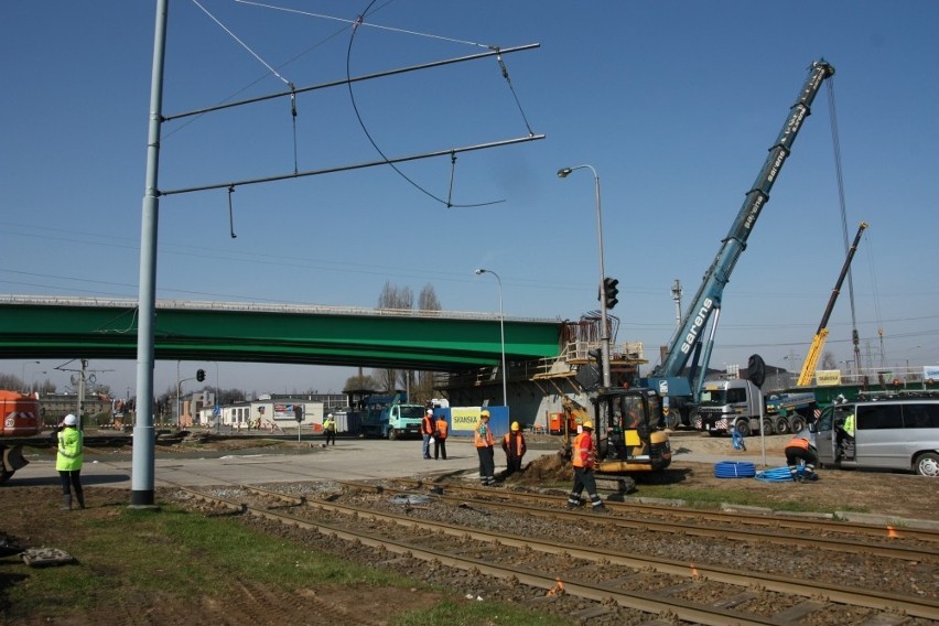 Trasa Sucharskiego w Gdańsku: Montaż wiaduktu nad ulicą Wosia Budzysza. Zobacz jak postępują prace!