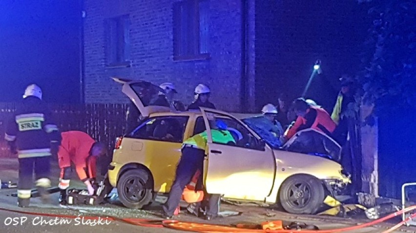 Wypadek w Chełmie Śląskim. 25-latek bez prawka... uderzył seatem w ogrodzenie. Cztery osoby ranne