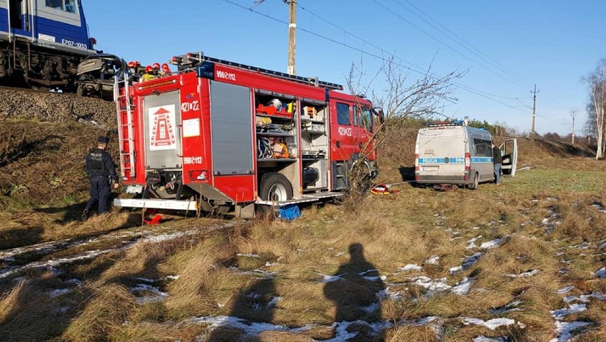 Śmiertelny wypadek pod Kutnem. Auto zderzyło się z pociągiem, nie żyje jedna osoba