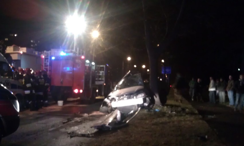 Wrocław: Samochód uderzył w słup na Olszewskiego, dwie osoby ranne (ZDJĘCIA)