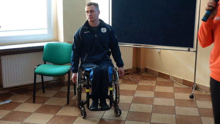 Paraolimpijczyk, Jakub Tokarz odwiedził szkołę w Kowanówku