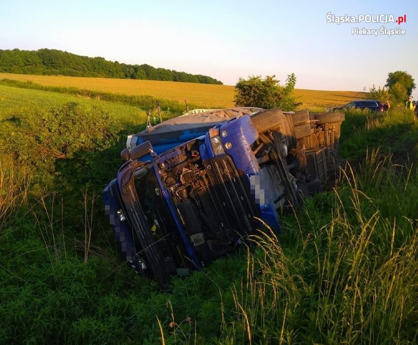 Piekary Śląskie: Ciężarówka wjechała do rowu... a kierowca wypił alkohol po zdarzeniu?