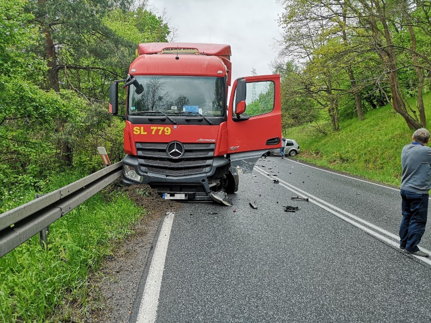 Wypadek w Kłódce. Zderzenie samochodu osobowego z ciężarówką [zdjęcia]