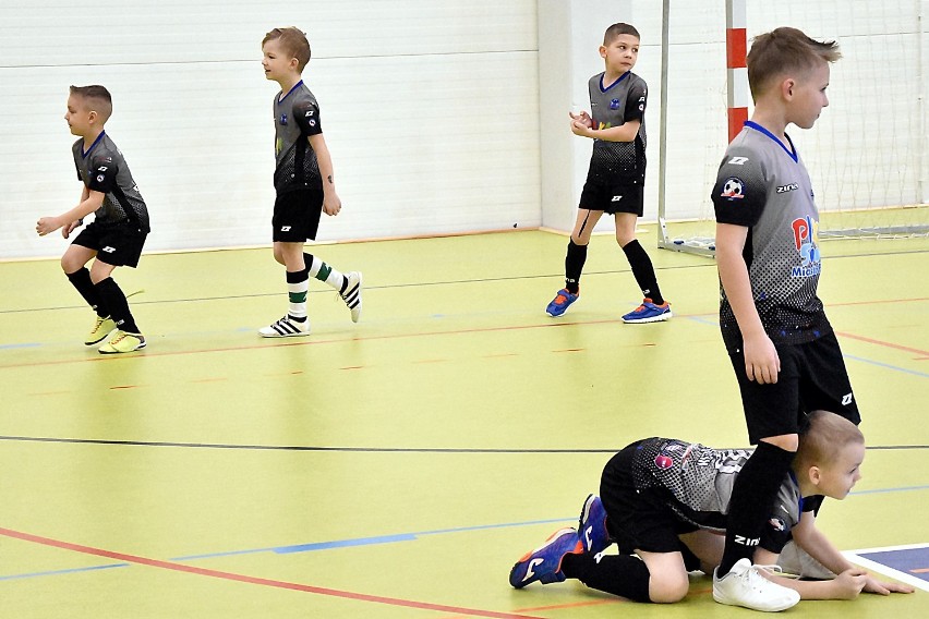 Futsal. W sparingowym meczu spotkali się żacy młodsi Soccer Stars Piła i Startu Jastrowie. Obejrzyjcie zdjęcia 