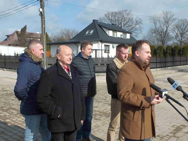 Podczas konferencji prasowej na ulicy Śląskiej. Przemawia Marek Materek.