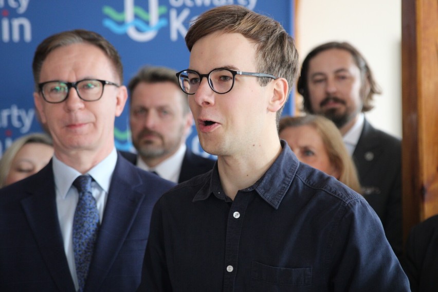 Krzysztof Gawkowski w Koninie. Minister cyfryzacji poparł Sebastiana Łukaszewskiego przed wyborami 