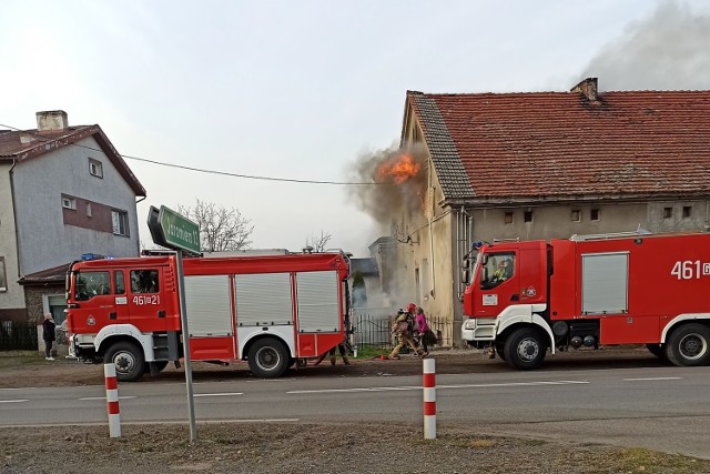 Ogień pojawił się w pomieszczeniach znajdujących się na piętrze budynku