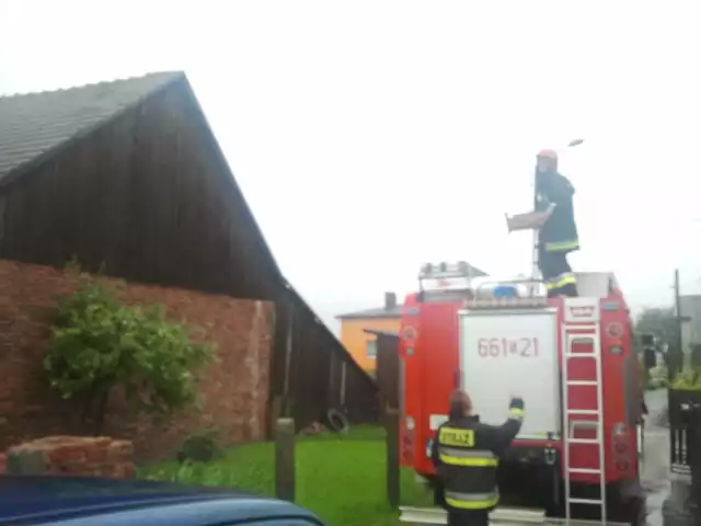 Strażacy z Wodzisławia usuwają skutki nawałnicy w Marklowicach. W wielu domach na dachach rozściełali folie ochronne.