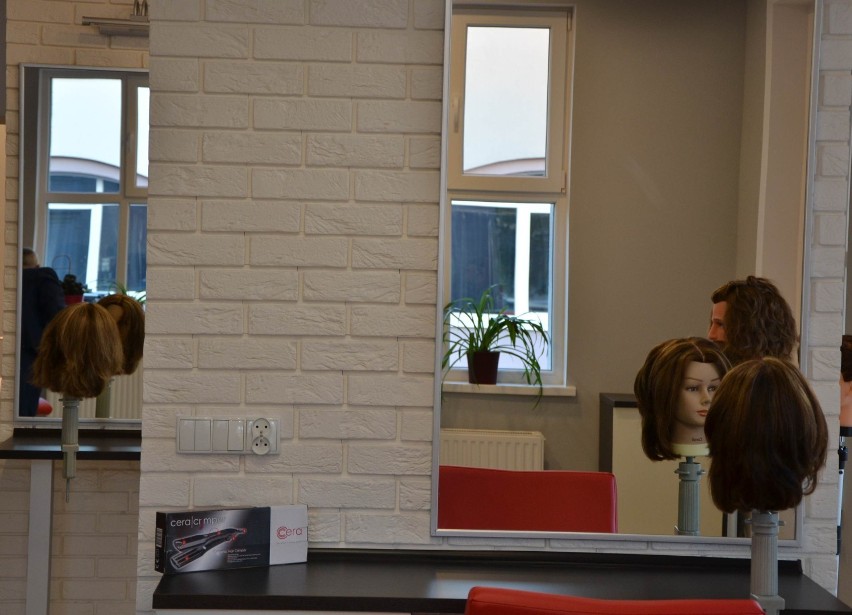 Pracownia fryzjerska w CEZ w Malborku. Powstała dla uczniów ZSP 4