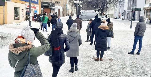 W Zielonej Górze kolejki po pączki ustawiają się przez pół deptaka! Zielonogórzanie kochają tłusty czwartek. I nie żałują sobie słodkości