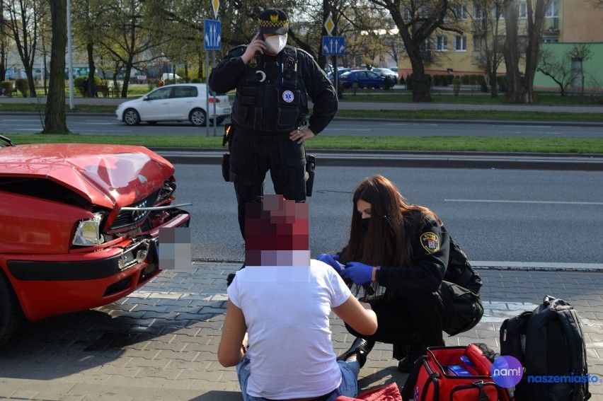 Zderzenie samochodów na skrzyżowaniu Okrzei - Wyszyńskiego we Włocławku. Po wypadku kierująca zasłabła [zdjęcia]