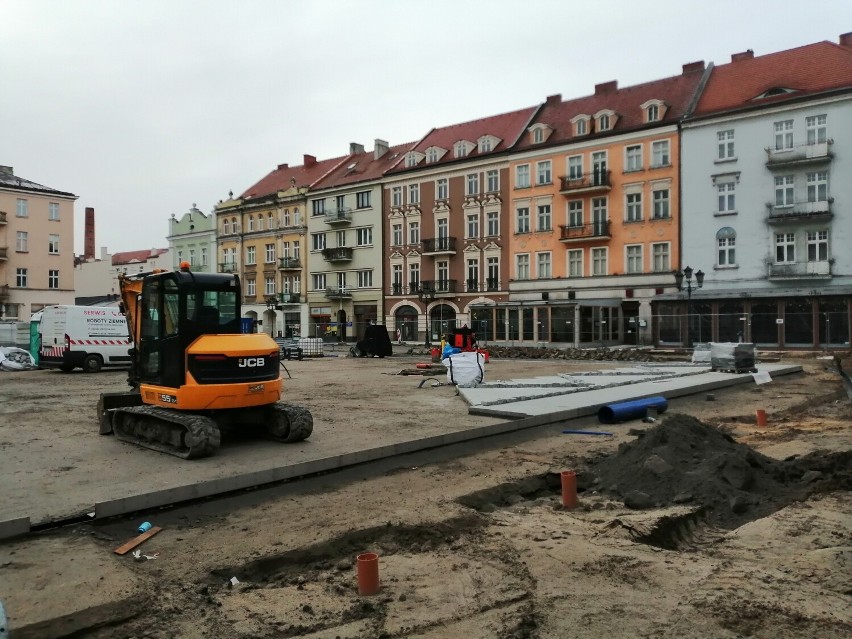 Rewitalizacja Głównego Rynku w Kaliszu. Pogoda na razie...