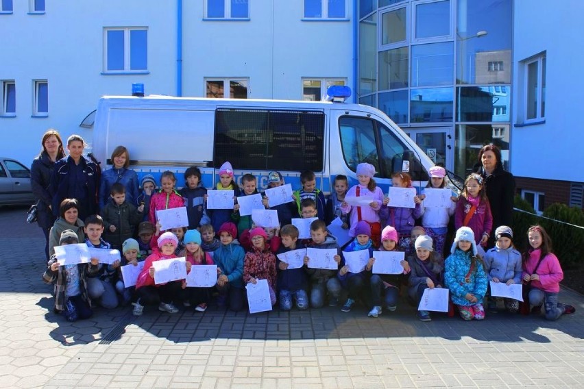 Uczniowie ze SP w Sadkach zwiedzali nakielską komendę