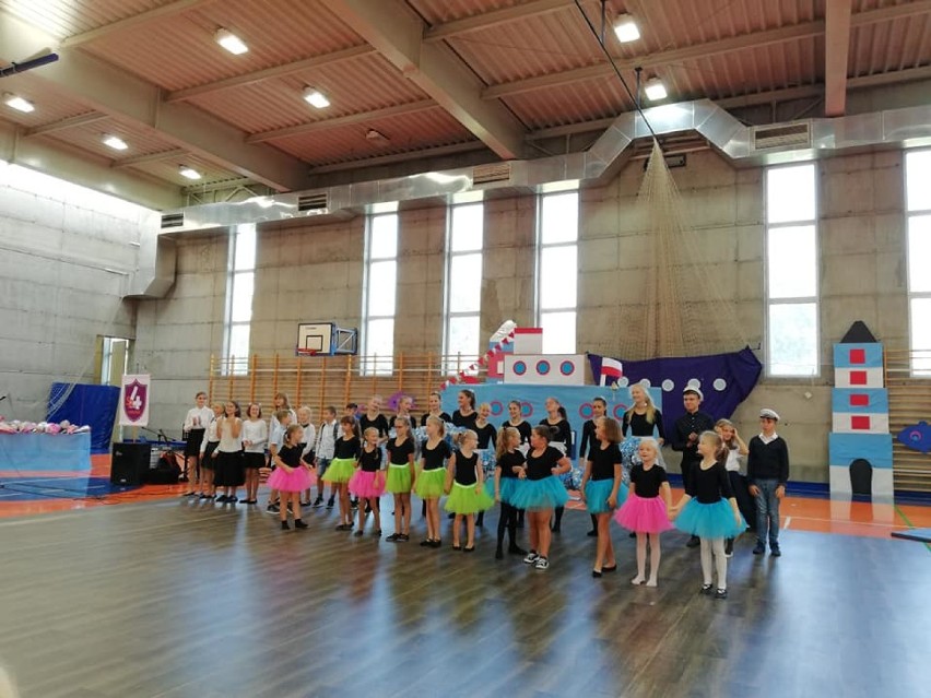 Inauguracja roku szkolnego 2018/2019 w Szkole Podstawowej nr 4 w Lublińcu. Wystąpiły dzieci, burmistrz obiecał plac zabaw [ZDJĘCIA]