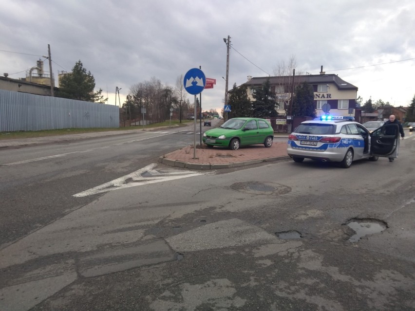 Radomsko: Pijany kierowca wjechał w znak drogowy na ulicy Sucharskiego
