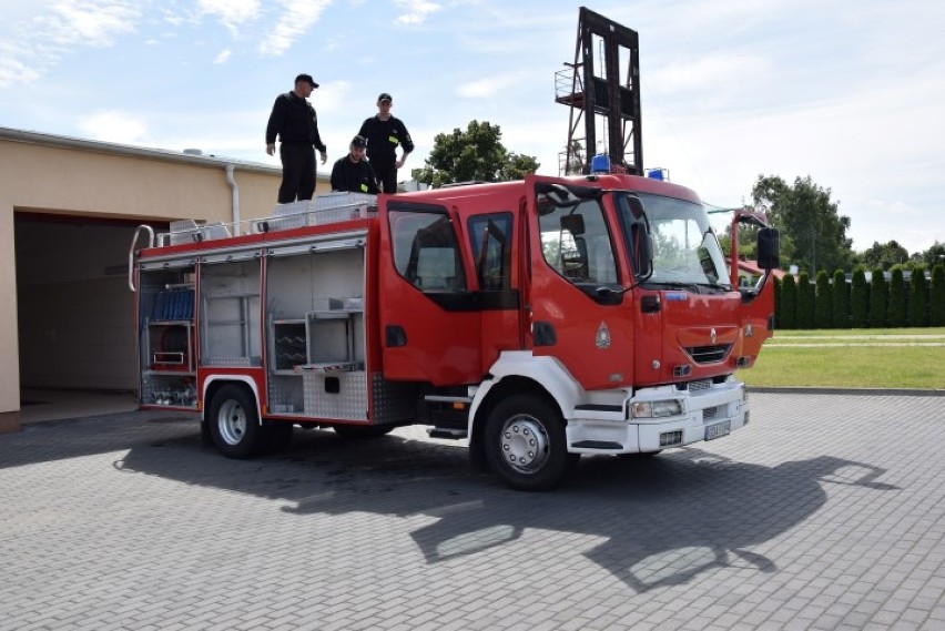 Druhowie z OSP Cedry Wielkie mają kolejny wóz strażacki [ZDJĘCIA]