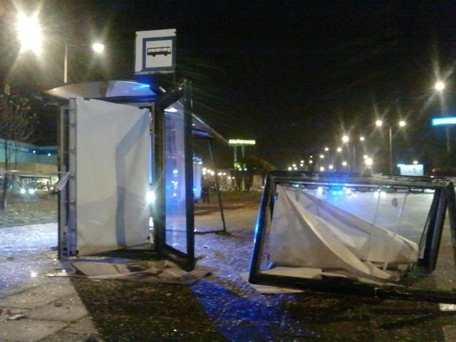 W pobliżu skrzyżowania al. Jana Pawła II z ulicą Wróblewskiego kierowca volkswagen caddy (jechał w kierunku ul. Pabianickiej) stracił panowanie nad samochodem i wpadł na chodnik.